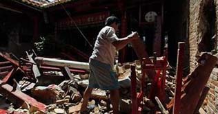 Indonesia: quake victims face difficulties in getting aid